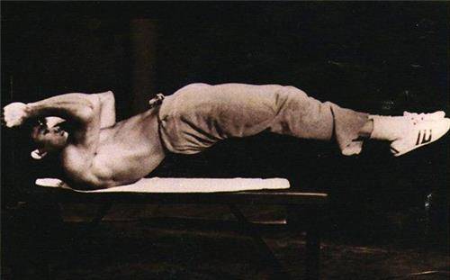 李小龙日常训练场景:看到图5,终于明白为何泰森说不是他对手了