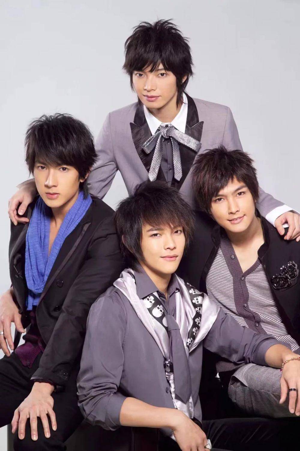 2004年,炎亚纶在交友网站上被星探发现出道,当时20岁.