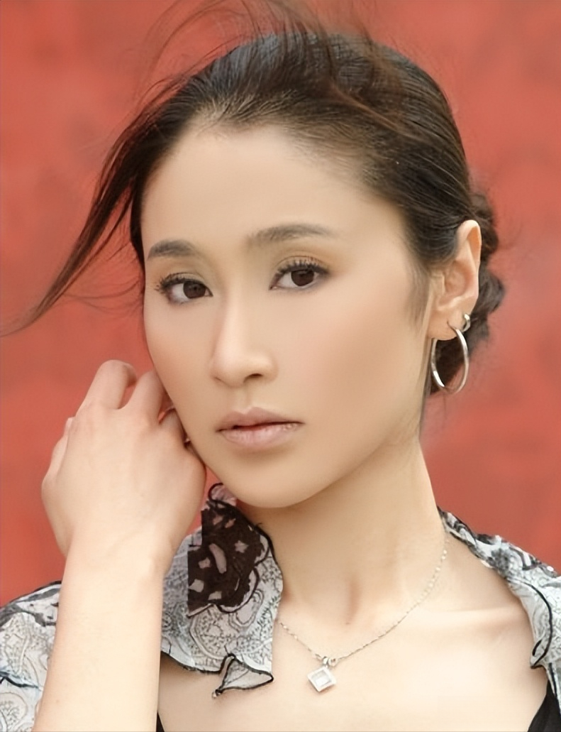 何眉的饰演者是孙赢,在《血色浪漫》之后,间接接过一些戏