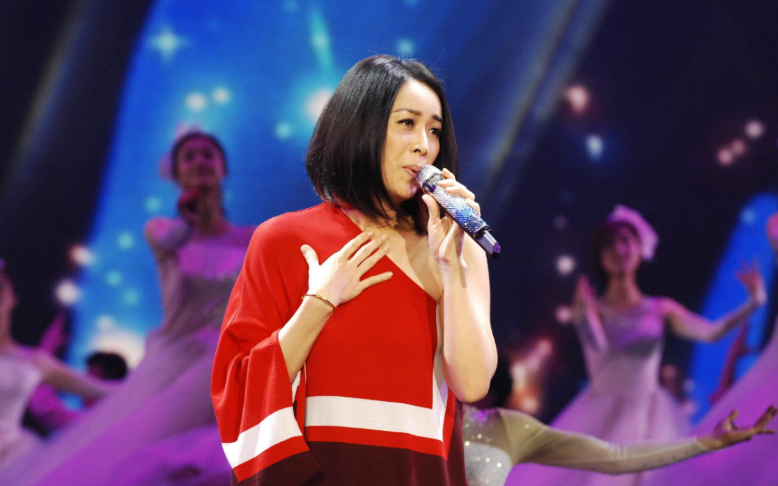 57岁那英晒近照尽显老态,与好友聚餐猛灌了两瓶茅台三瓶红酒