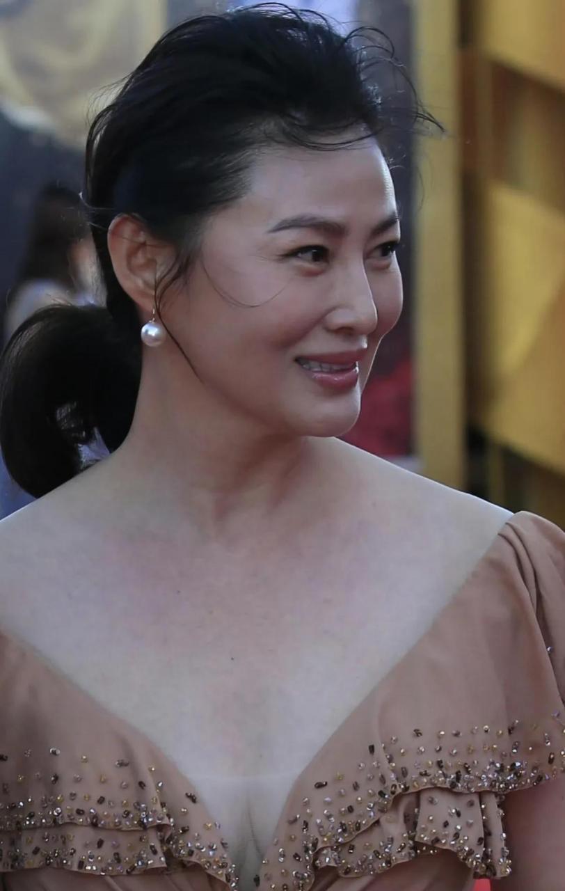 身材丰腴十分性感,"潘金莲"王思懿年过50,比年轻时更成熟迷人