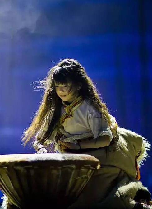 21岁小彩旗近照曝光,身材发福灵气全无,远走国外好自在!