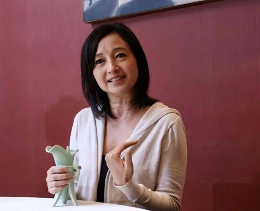 李绮红回国宣布复出,美颜都难掩老态,54岁一脸沧桑跟农家奶奶一样老