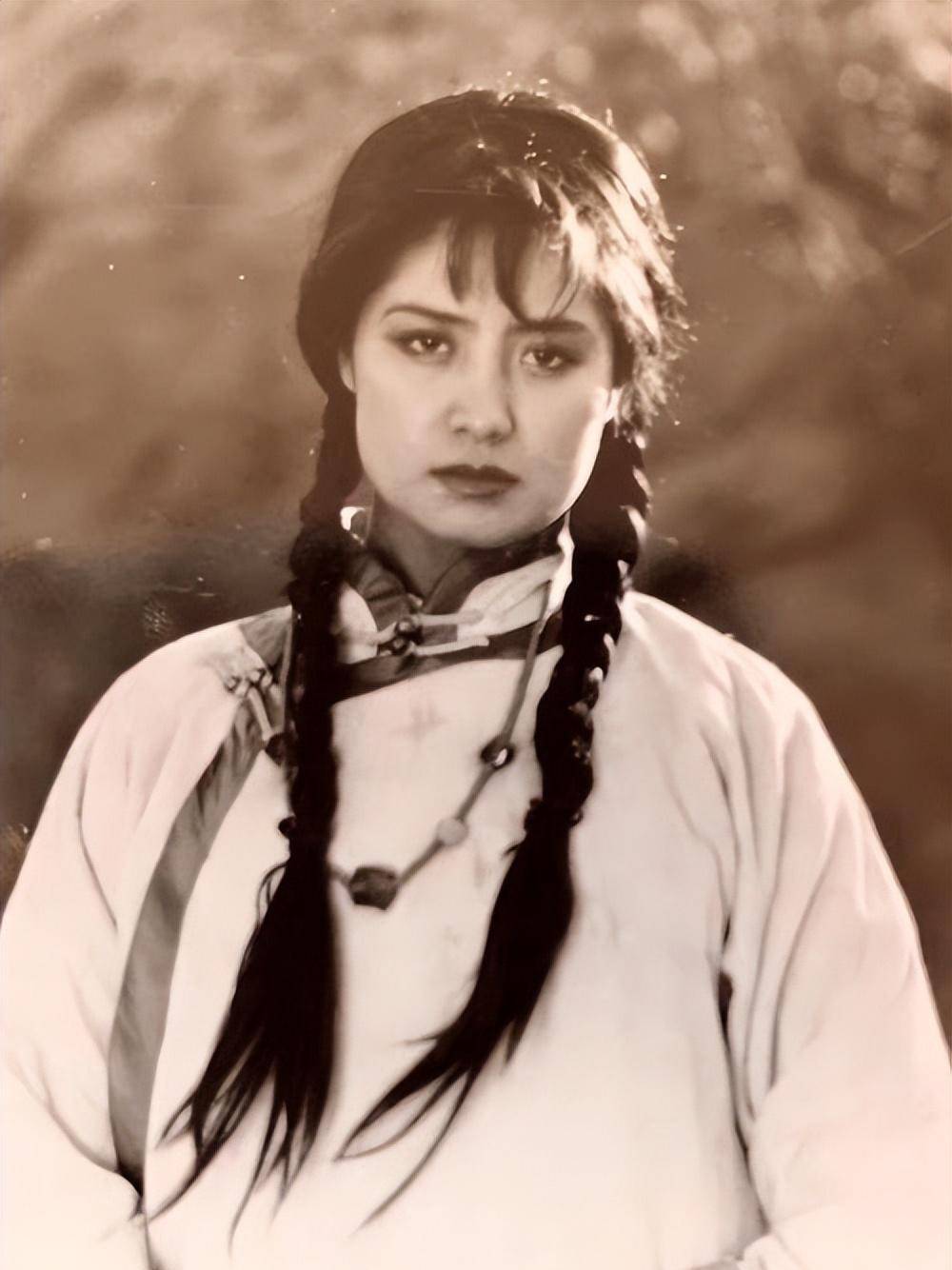 萨仁高娃1962年生于内蒙古集宁市,在进入北电之前,曾经是一名舞蹈演员