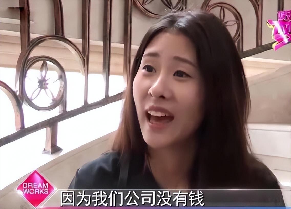 张碧晨被质疑整容,素颜与化妆后判若两人,脸歪鼻孔太怪异