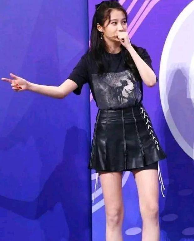 关晓彤衣品越来越好?西装裙配上马丁靴,这才是"真腿精"