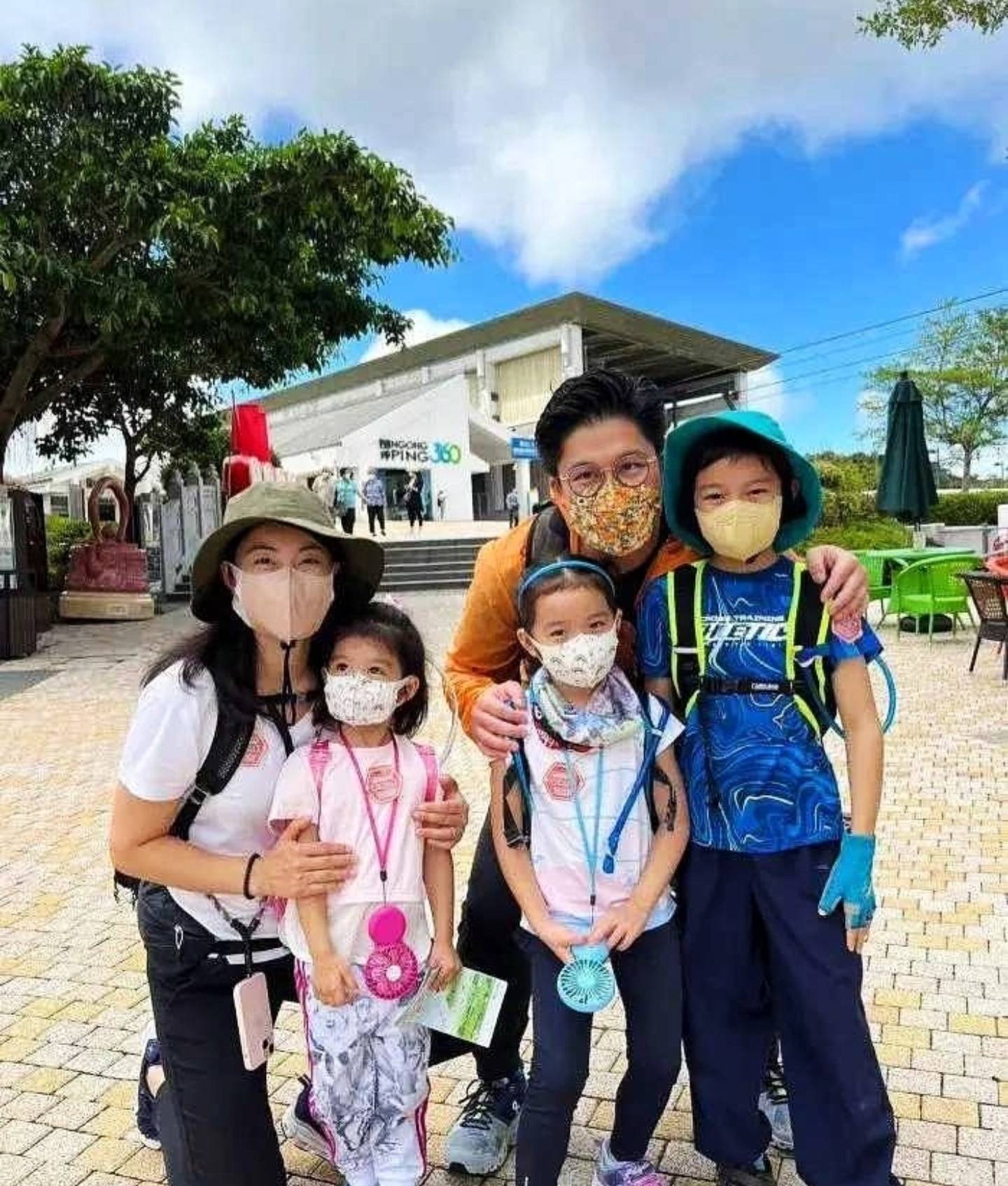 郭晶晶,霍启刚一家5口全家福!带孩子爬长城,来西安给粉丝签名