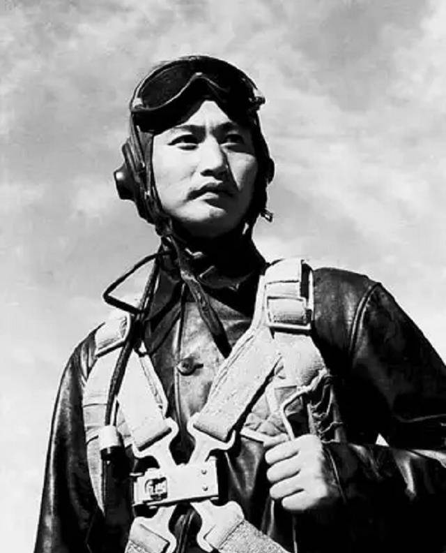 四名飞行员面对面地对自己的救命恩人陈辉亭表示感谢,刘玉提也代表