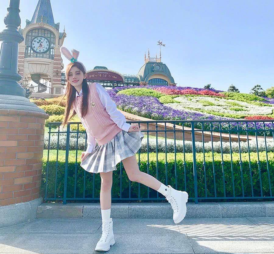 鞠婧祎去迪士尼就像回自己家?穿jk制服秀美腿,p图技术太差变网红脸