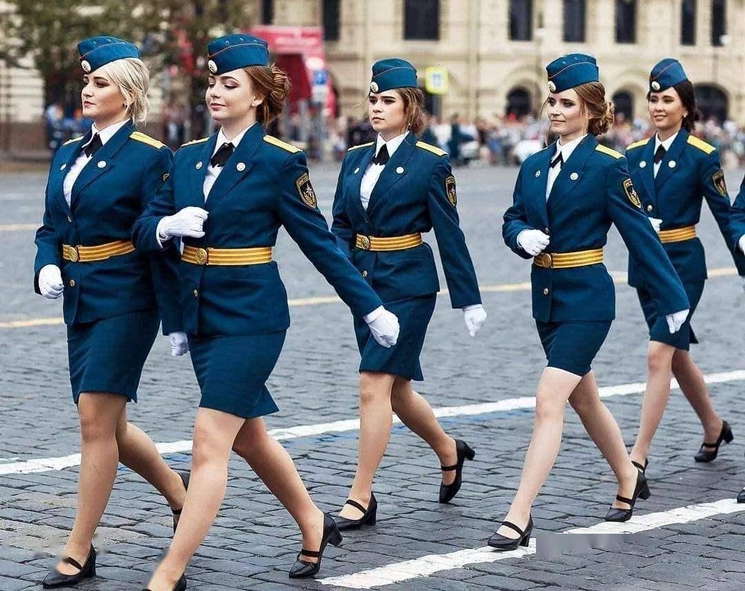 俄罗斯女兵英姿飒爽，阅兵式上，俄军混编女兵方队接受检阅，她们分别来自俄罗斯陆军和空天军，俄罗斯美女女兵|ZZXXO
