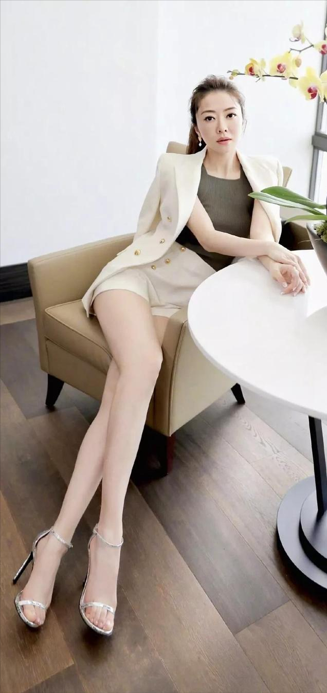 熊黛林真是"尤物身材",穿挂脖连体裤,腰臀比太惊艳 阔太圈罕见