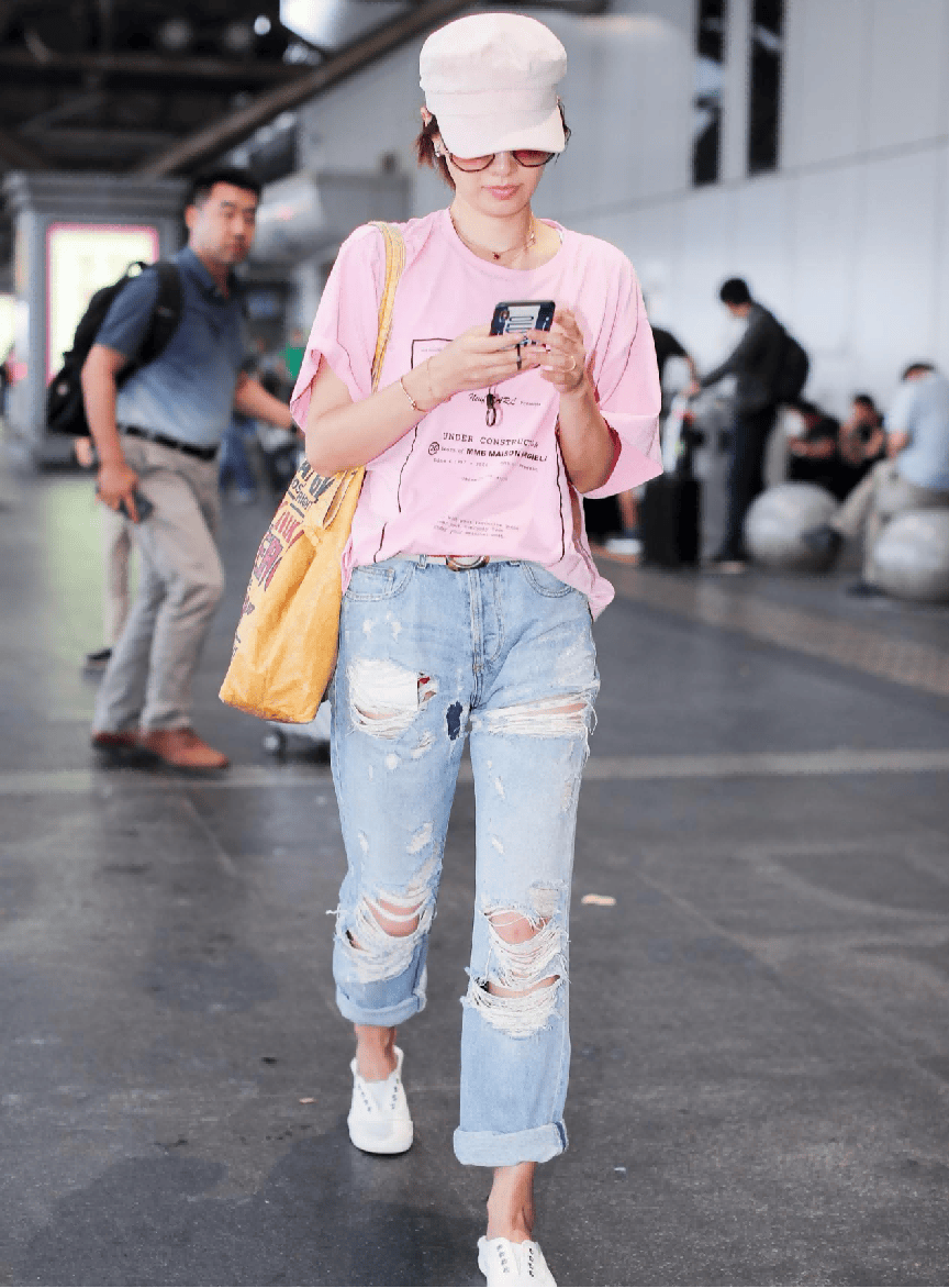 马伊琍带火了一种街头穿搭:t恤 烂裤子 报童帽,时髦显瘦又洋气