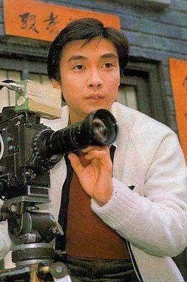 "风流公子"刘松仁大变样,如今72岁拄着拐杖还在坚持开工