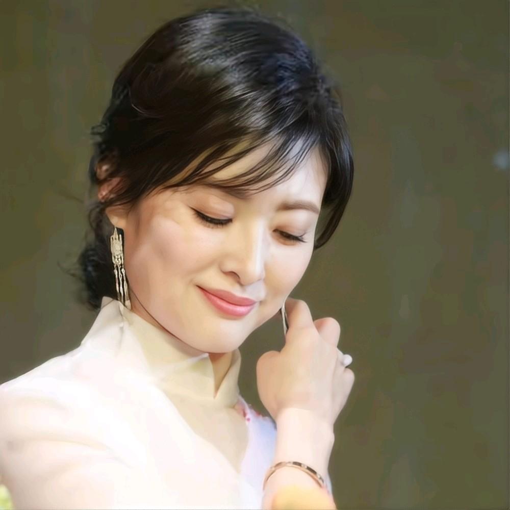 55岁周涛:从央视主持到董事长,她跟董卿走上截然不同的两条路