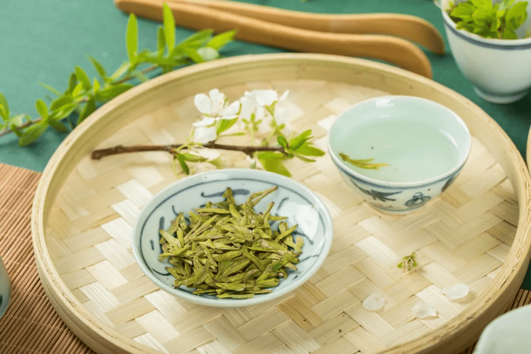 上班族女性补气茶叶（适合女性补气血的茶饮） 上班族女性补气茶叶（得当
女性补气血的茶饮）《女人补气茶饮》 茶叶资讯