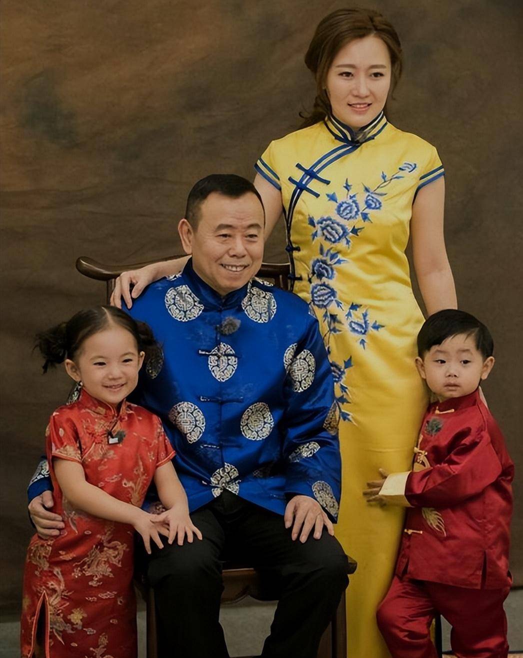 潘长江全家照曝光!65岁他显苍老女子身材丰腴,女儿高颜值不随爹