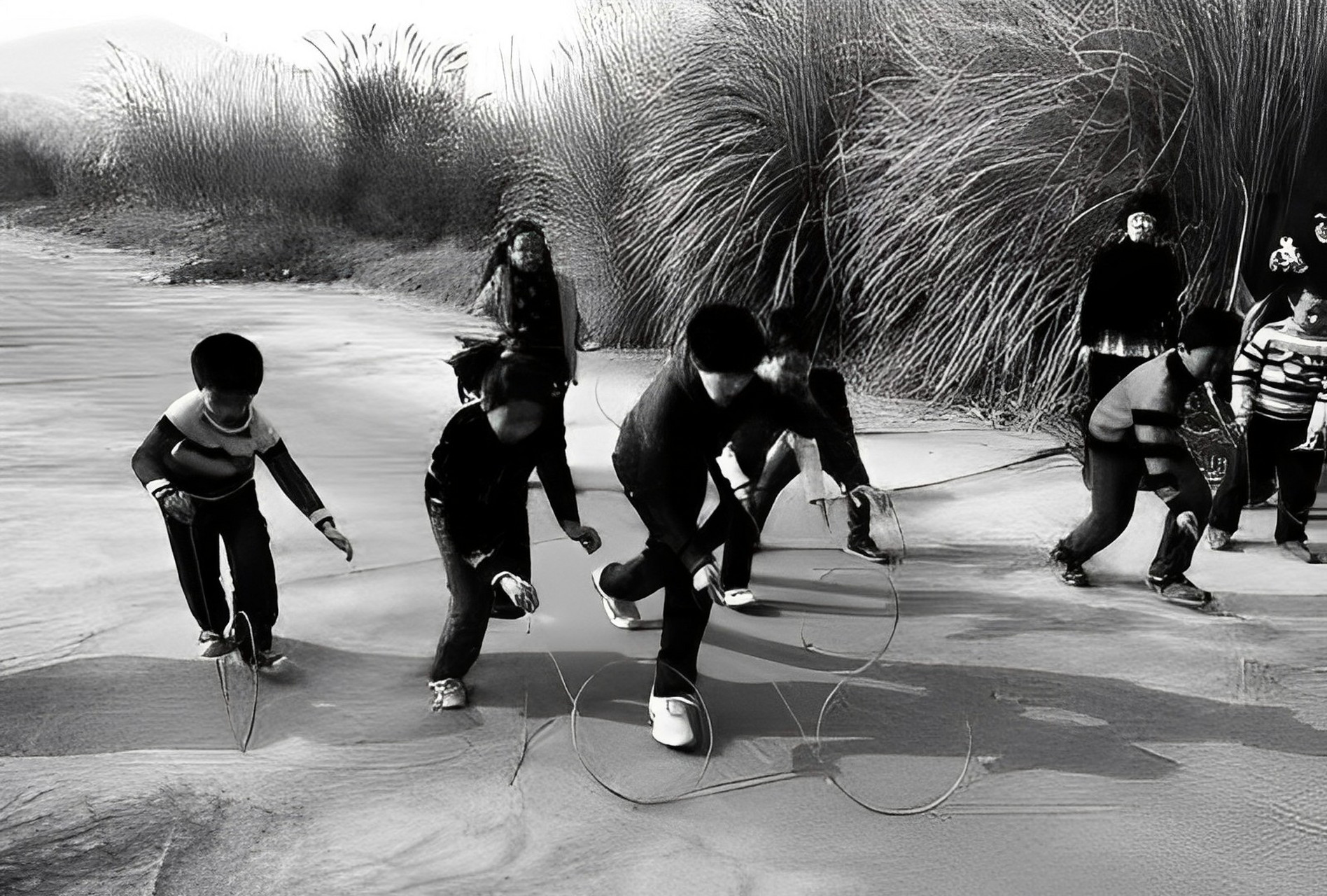 滚铁环,70 80后喜欢玩的游戏,如今的小孩不感兴趣了,多少人记得