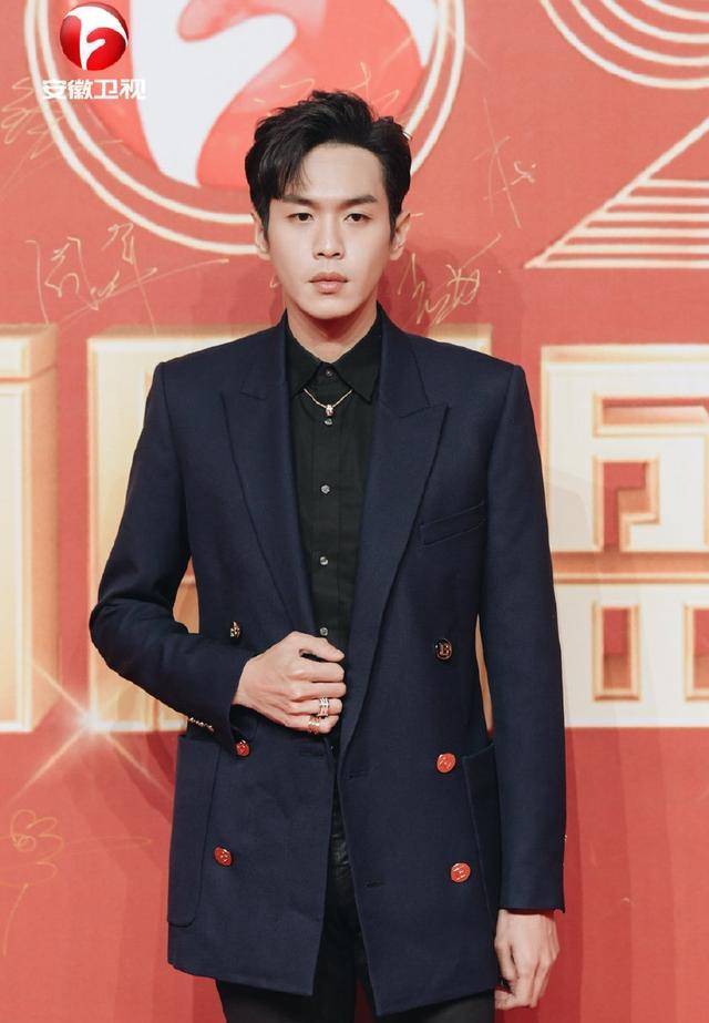 昨天张若昀亮相国剧盛典红毯,被问及减肥秘诀,表示自己最近在长胖