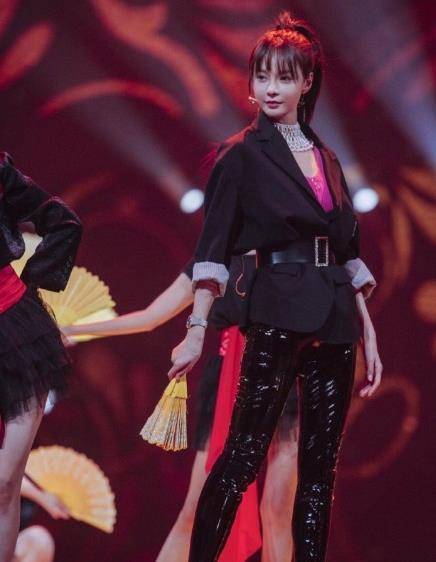 沈梦辰皮裤造型惊艳,能舞能唱c位镜头感十足,网友齐羡慕杜海涛