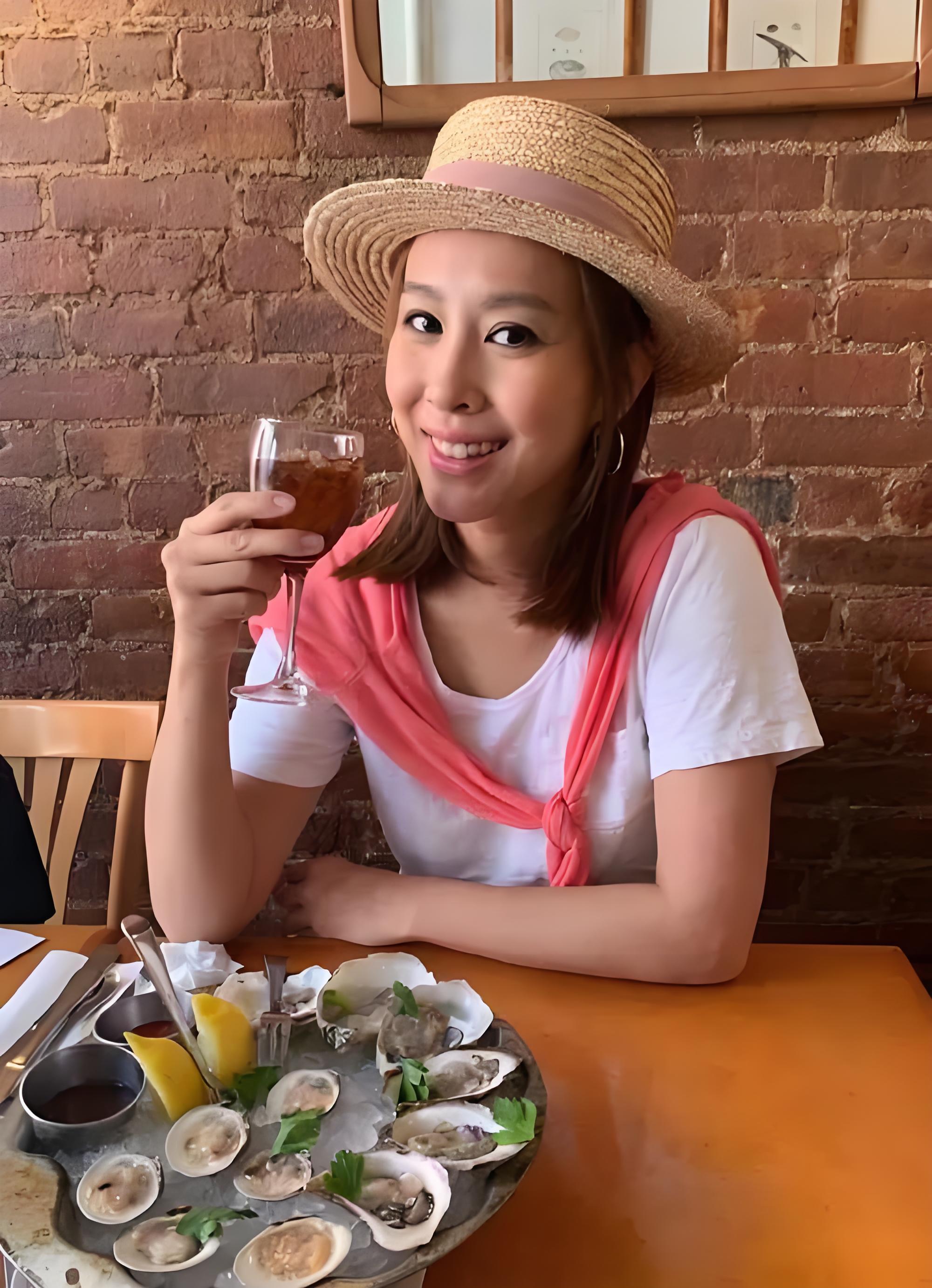 她是港姐冠军,出道后不温不火,嫁豪门连生3胎,如今住半山豪宅