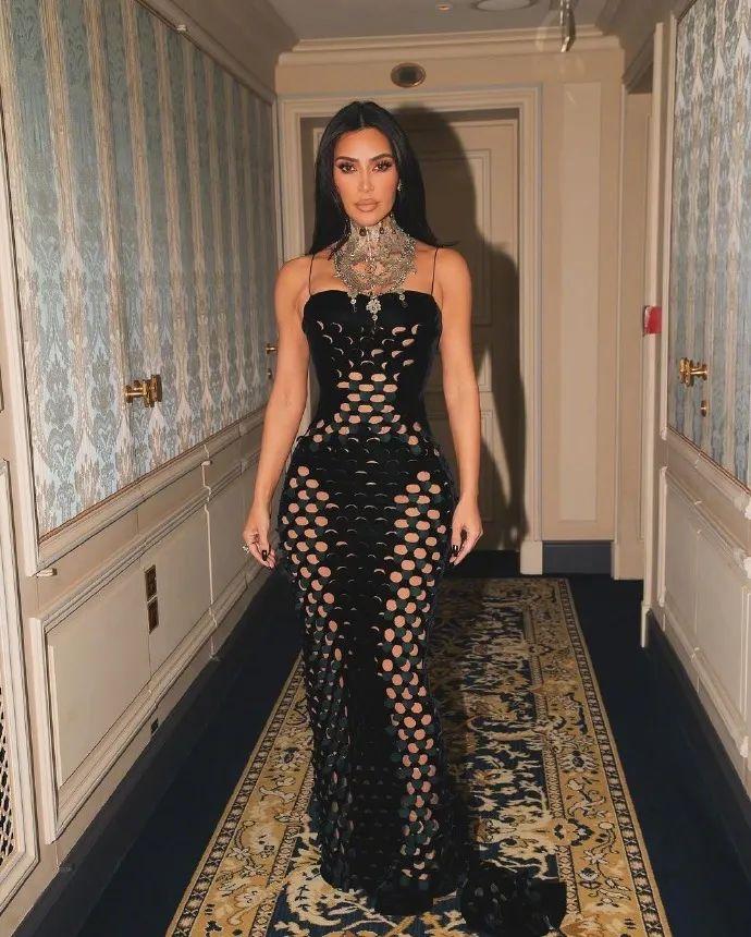 卡戴珊一条视频赚21万,带女儿疯狂捞金,侃爷忙着晒爱妻透视装