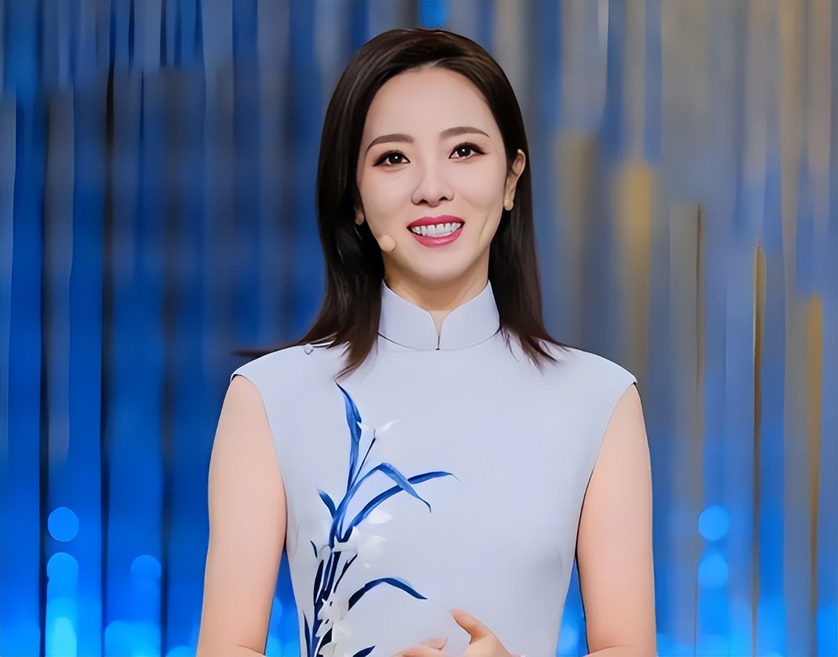 李思思离开央视后首场商演:四小时主持酒企年会,收入预计六位数