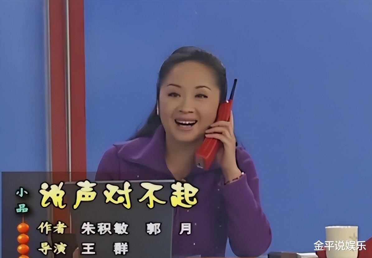 唐静甚至还登上舞台的舞台,和句号,洪剑涛一起为观众们奉上了小品《说