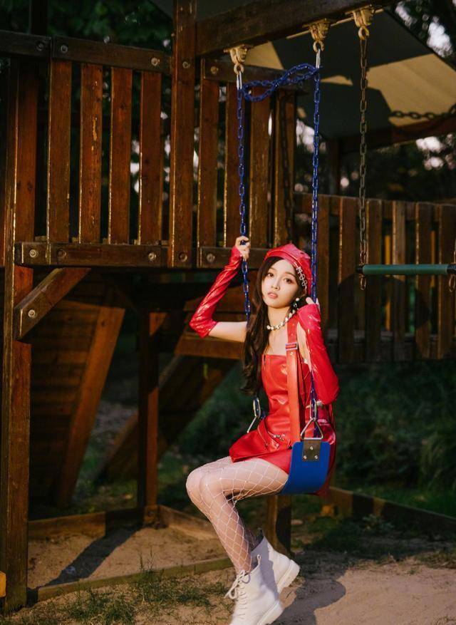 吴宣仪最新美照!红色复古皮裙搭配白色丝袜,纯情妩媚,甜美梦幻
