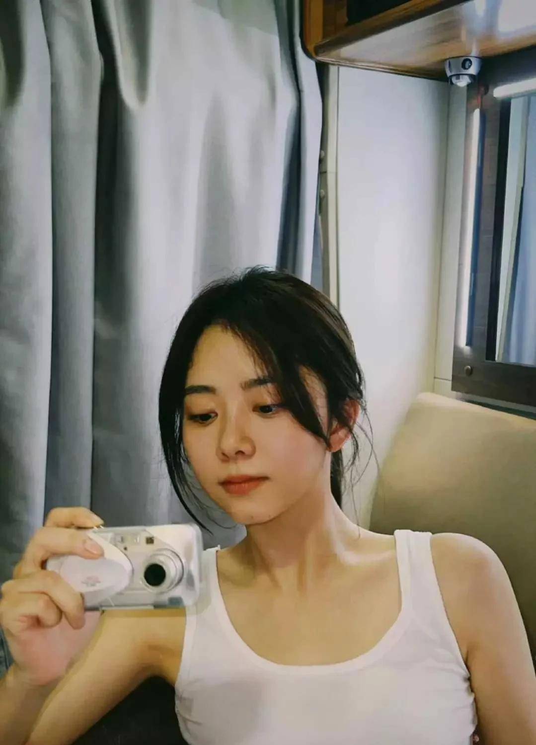 谭松韵出生于泸州叙永.他从小就喜欢读书和跳舞.