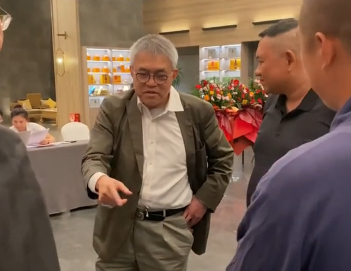 霍启刚三叔现身少林寺!弓腰驼背状态差过霍震霆,合照被指地位差