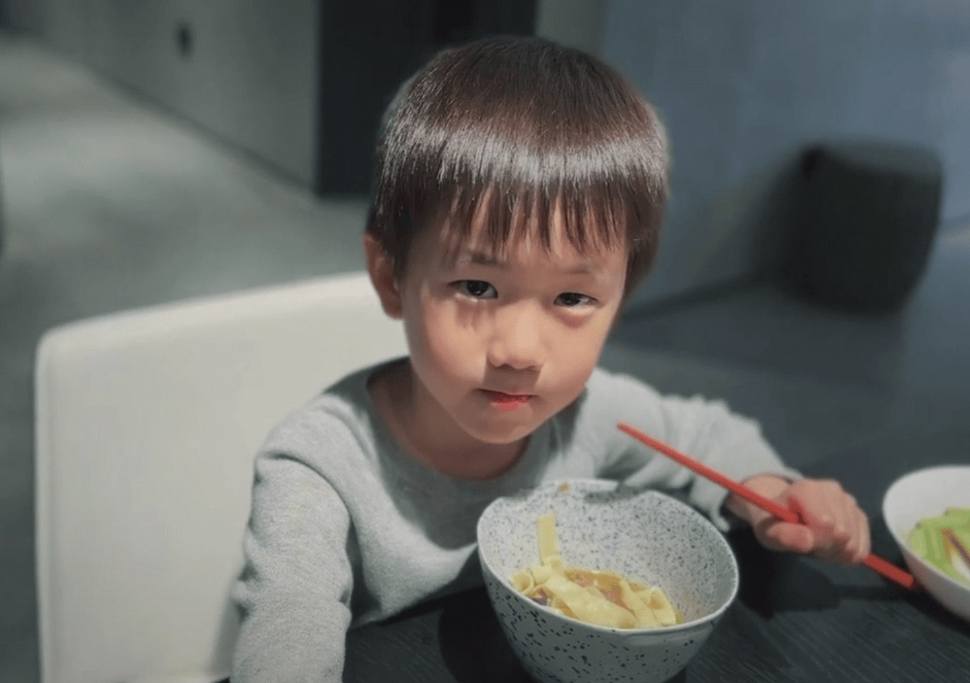 黄磊一家逛动物园,多多和妹妹打扮怪异,弟弟穿着正常