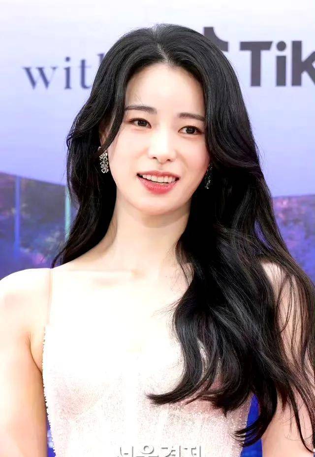 林智妍今日百想艺术大赏红毯生图来啦!姐姐今天美得过分!