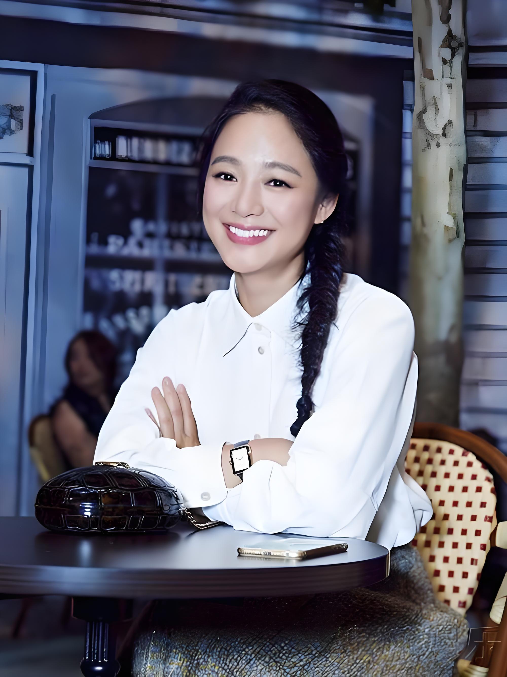 46岁周韵断崖式衰老,俩儿子长相太普通