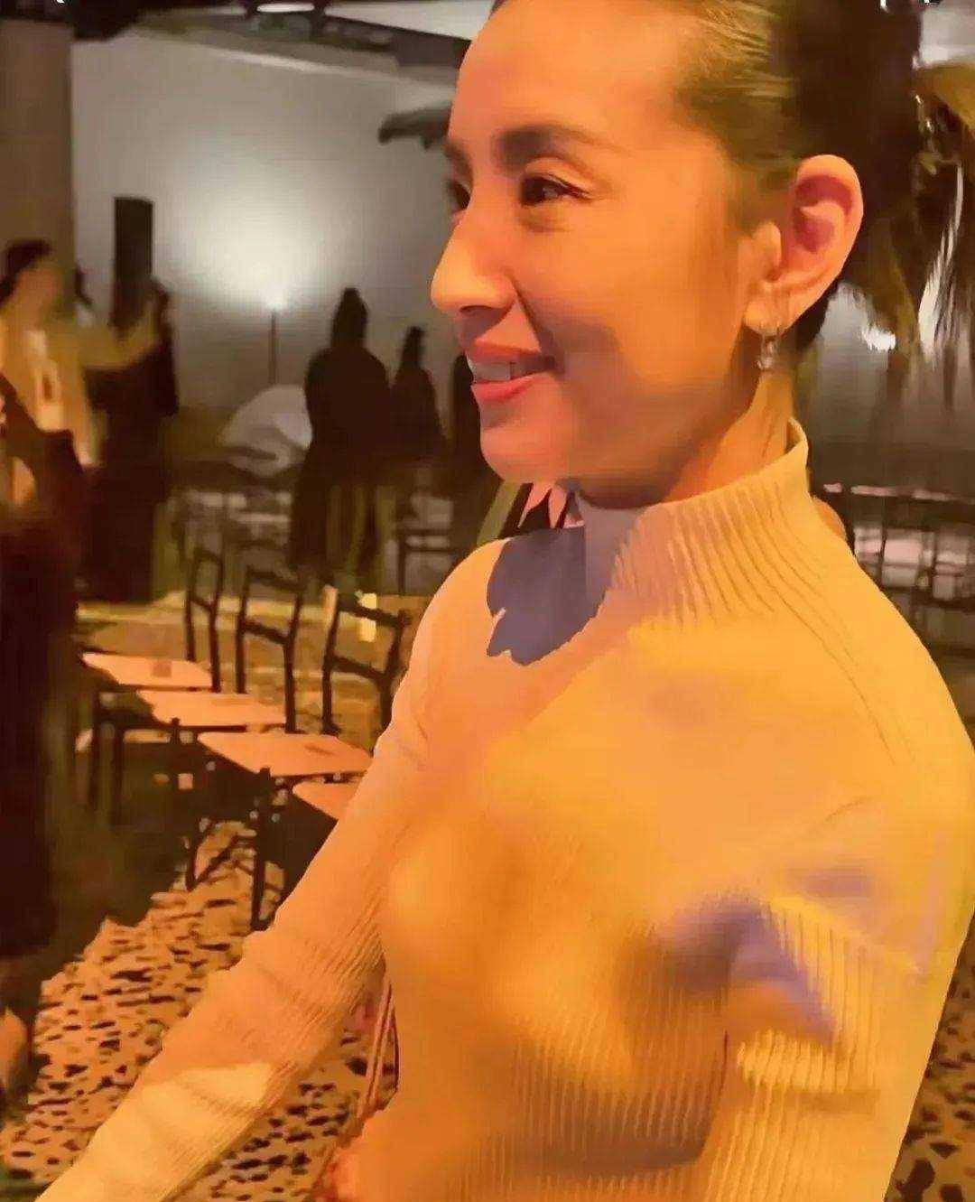 董洁,43岁,年龄好像在一夜间给她带来了岁月的洗礼.