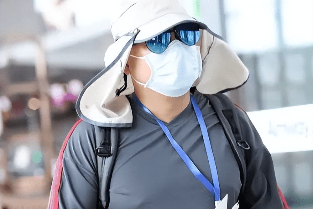 穿美国国旗衣服罕现身,打扮低调怕被认出!