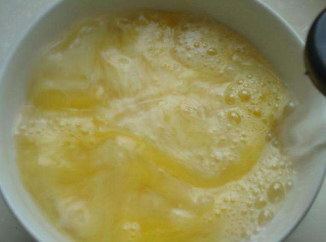 "开水冲鸡蛋"滴香油,坚持喝,身体会咋样?消化科主任说出答案