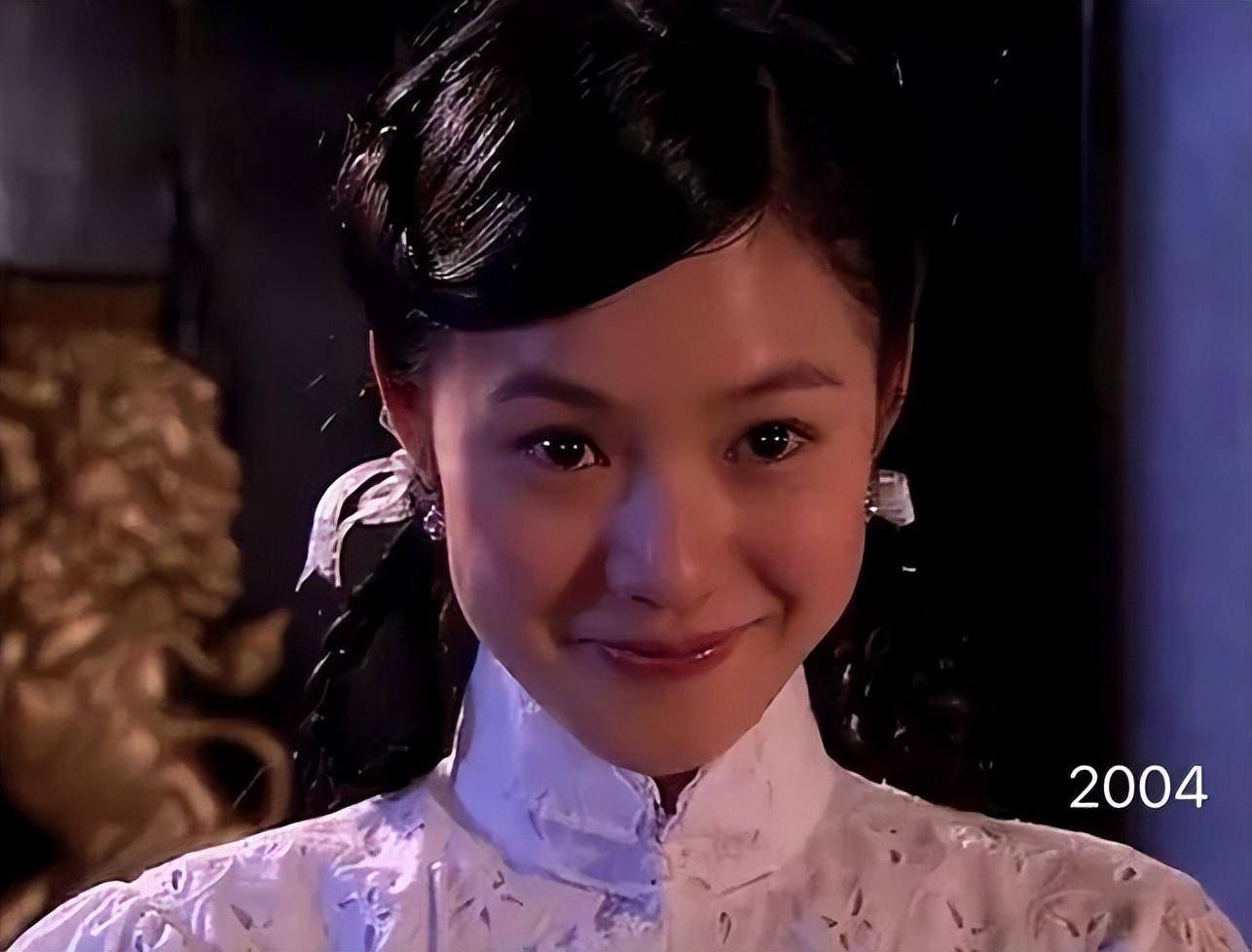 当时两人认识是在《天地英雄》剧组,姜文是男主,而周韵就是小配角小