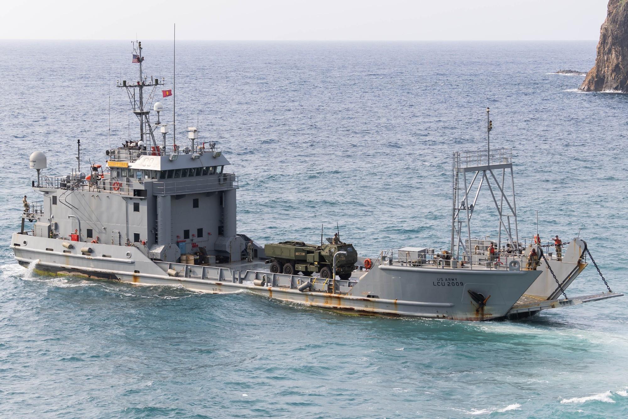 而飓风级巡逻舰则可以为岛级巡逻舰提供火力掩护.