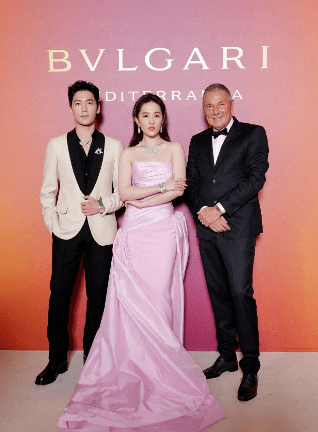 anne hathaway),以及泰国女歌手blackpink成员lisa和印度女演员歌手朴