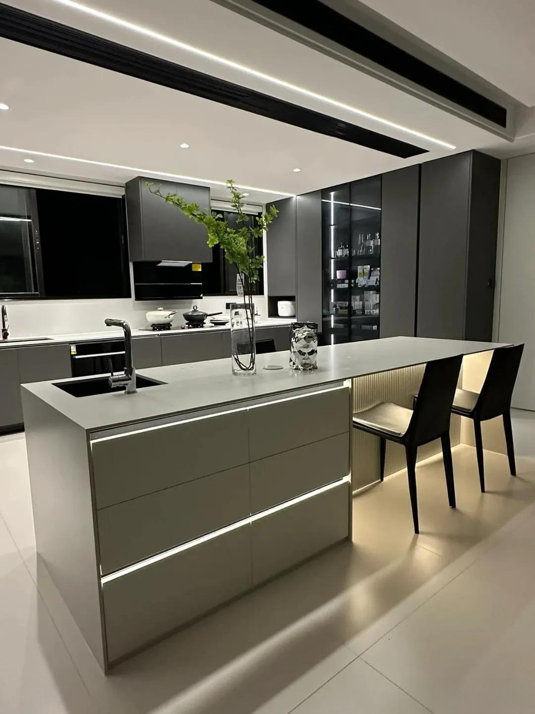 岛台餐桌一体:融合空间与功能的家居新宠