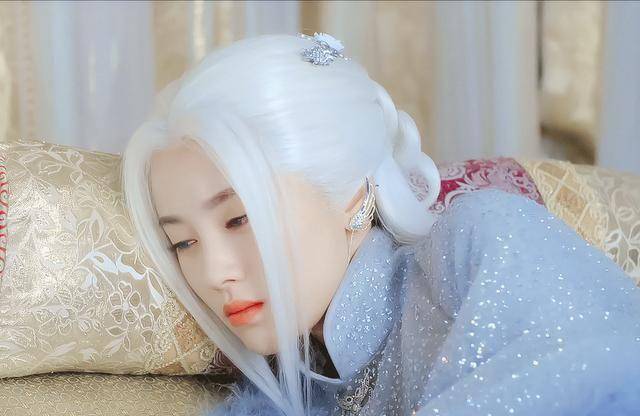 雪飞霜",后期濒死时的白发造型还是挺美的,有一说一,鞠婧祎这个粉底打