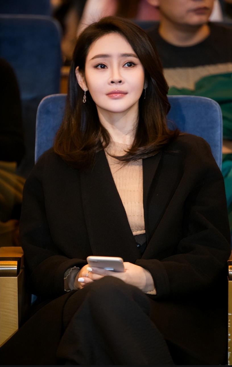 有种"整容"叫于明加结婚,老公胡俊变化不大,她却像变了一个人