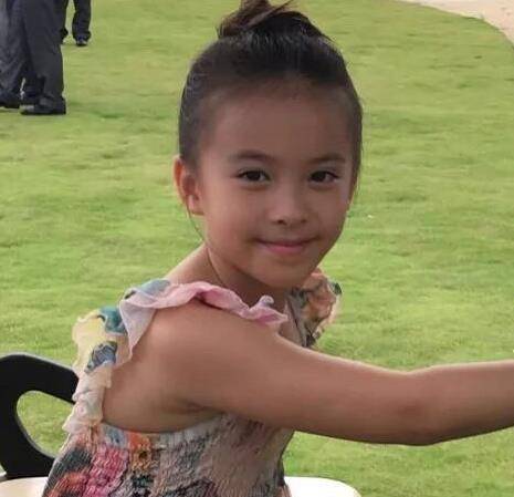 其实刘涛女儿王紫嫣在小的时候一直被说丑,因为皮肤太黑,并且那时候