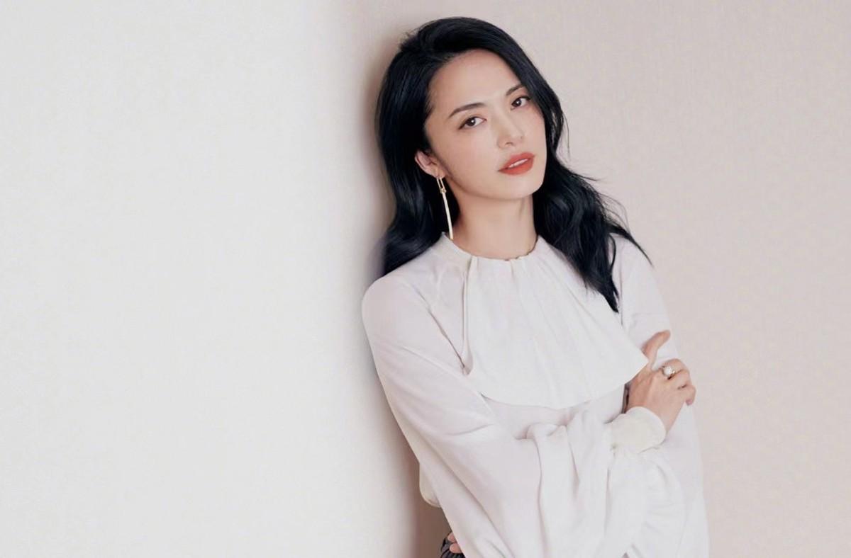 周小斌的弟弟周小刚在去探班自己哥哥的时候,一眼就瞧上了姚晨这个