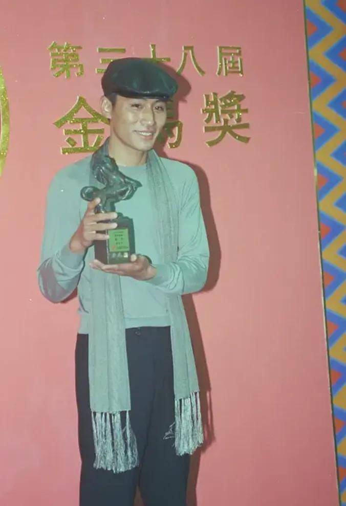 而在大学毕业后,刘烨更是一飞冲天,凭借《蓝宇》中和胡军的搭戏,一举