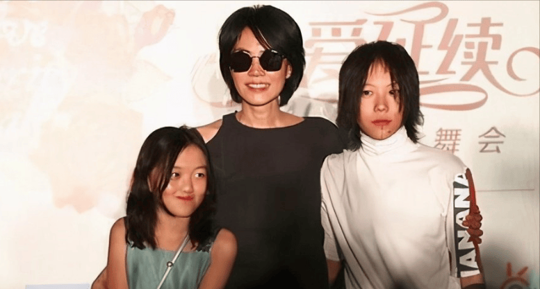 17岁李嫣兔唇消失长变样了,浓妆墨镜穿皮草,侧脸也太像王菲了