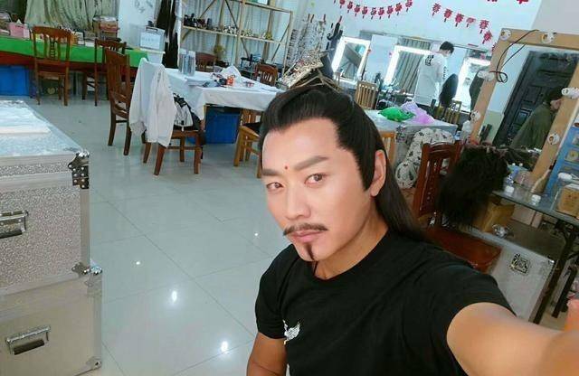 近日沈晓海后援会官博发出一张照片,小编这才知道在魔道祖师真人版