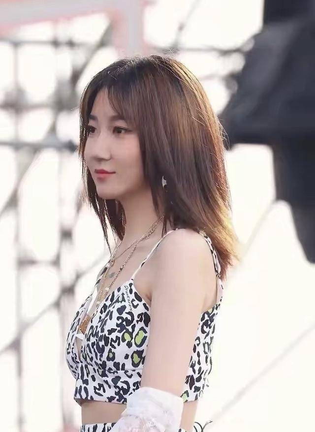 谁说乃万不像女团成员?中分长发身材火辣,唱功超强可以c位出道