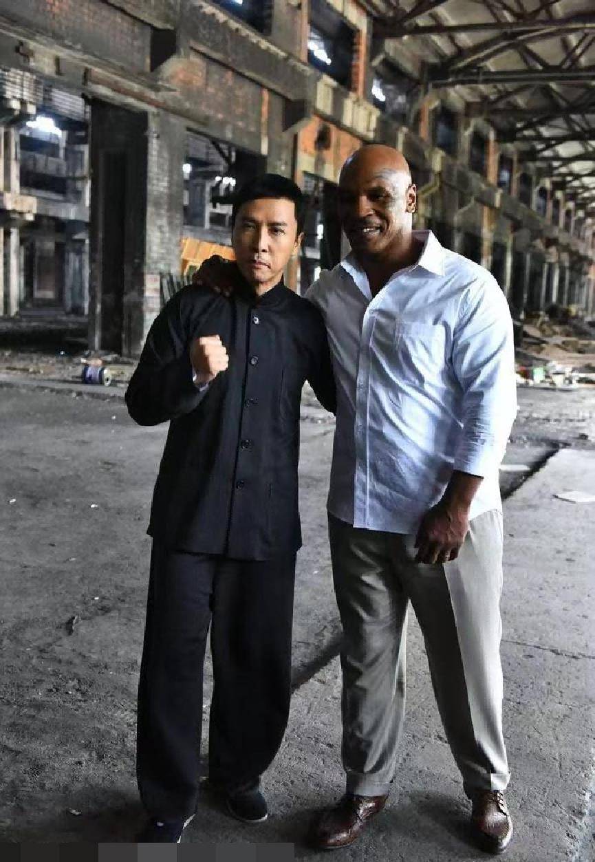 所以,双方的交锋,拳脚相加.两人都受了重伤,但泰森受了重伤.