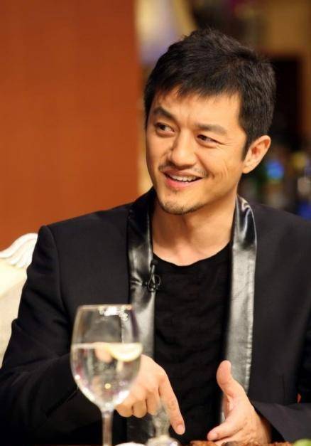 50岁李亚鹏罕见露面,头发花白稀少,居然还吐舌头卖萌